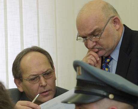 Stanislav Devátý a Milan Hulík. Hlavní líčení s bývalým důstojníkem Bezpečnostní informační služby (BIS) Vladimírem Hučínem před přerovským okresním soudem; 13. února 2002 Stanislav Devátý a Milan Hulík. Hlavní líčení s bývalým důstojníkem Bezpečnostní informační služby (BIS) Vladimírem Hučínem před přerovským okresním soudem; 13. února 2002