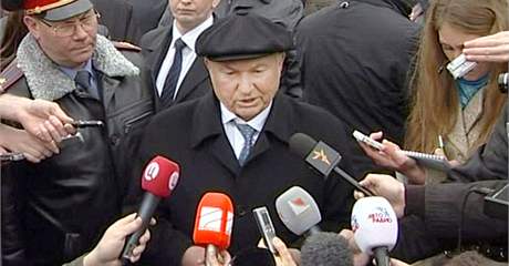 Moskevský starosta Jurij Luzhkov odpovídá novinářům na dotazy k výbuchům v moskevském Metru. (29. března 2010) Moskevský starosta Jurij Luzhkov odpovídá novinářům na dotazy k výbuchům v moskevském Metru. (29. března 2010)