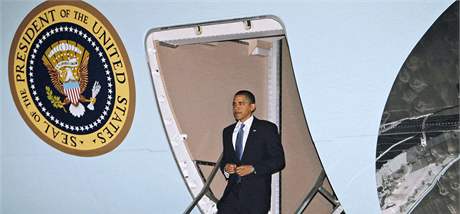 Barack Obama schází po schodech z letadla Air Force One na letišti u vojenské základny Bagrám. Za šest hodin se do letadla vrátí a odletí zpět do Washingtonu. (28. března 2010) Barack Obama schází po schodech z letadla Air Force One na letišti u vojenské základny Bagrám. Za šest hodin se do letadla vrátí a odletí zpět do Washingtonu. (28. března 2010)