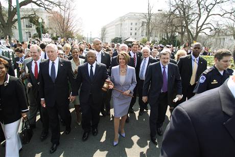 Předsedkyně americké Sněmovny reprezentantů Nancy Pelosiová před hlasováním o zdravotní reformě (21. března 2010) Předsedkyně americké Sněmovny reprezentantů Nancy Pelosiová před hlasováním o zdravotní reformě (21. března 2010)