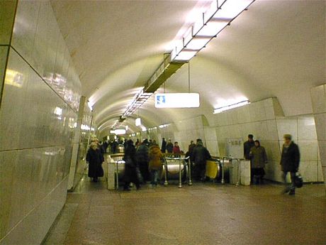 Stanice metra Lubjanka v Moskvě. Zde se odehrál první výbuch ve chvíli, kdy vlak zastavil a lidé začali vystupovat a nastupovat do vagónů. Stanice byla otevřena v roce 1935. Stanice metra Lubjanka v Moskvě. Zde se odehrál první výbuch ve chvíli, kdy vlak zastavil a lidé začali vystupovat a nastupovat do vagónů. Stanice byla otevřena v roce 1935.