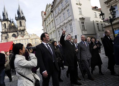 Po bohoslužbě si princ Charles prošel historické jádro Prahy. Jeho přítomnost budila obrovský zájem turistů. Po bohoslužbě si princ Charles prošel historické jádro Prahy. Jeho přítomnost budila obrovský zájem turistů.