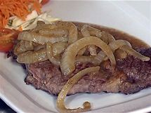 Výborně připravená vídeňská roštěná, ovšem naservírovaná s nevábnou rozměklou syrovou cibulkou. Výborně připravená vídeňská roštěná, ovšem naservírovaná s nevábnou rozměklou syrovou cibulkou.