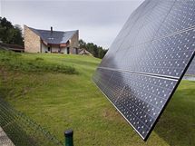 Dům je v horní části mírně svažitého pozemku s jezírkem. Ve spodní části zahrady je umístěn točný tracker se 30 bezúdržbovými fotovoltaickými panely, další (pevné) solární články se nacházejí na střeše domu Dům je v horní části mírně svažitého pozemku s jezírkem. Ve spodní části zahrady je umístěn točný tracker se 30 bezúdržbovými fotovoltaickými panely, další (pevné) solární články se nacházejí na střeše domu