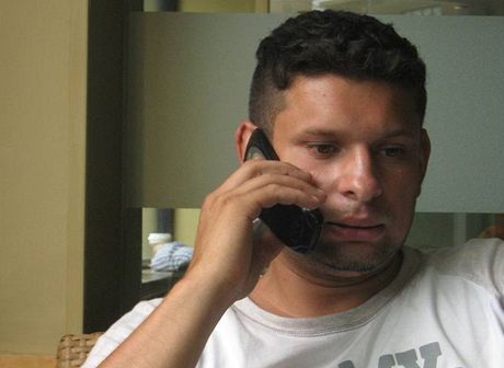 Několika telefonáty během rozhovoru Gábor dokáže, že umí přinejmenším obstojně anglicky a španělsky. Několika telefonáty během rozhovoru Gábor dokáže, že umí přinejmenším obstojně anglicky a španělsky.