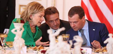 Ruský prezident angličtině rozumí, ale při rozhovoru s šéfkou americké diplomacie musel vypomoci tlumočník (8. dubna 2010) Ruský prezident angličtině rozumí, ale při rozhovoru s šéfkou americké diplomacie musel vypomoci tlumočník (8. dubna 2010)