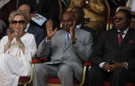 Prezident Senegalu prezident Abdoulaya Wada (uprostřed) se svou manželkou Viviane a prezidentem Malawi Bingu Wa Mutharikou Prezident Senegalu prezident Abdoulaya Wada (uprostřed) se svou manželkou Viviane a prezidentem Malawi Bingu Wa Mutharikou