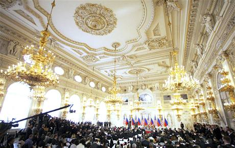 Prezidenti Barack Obama a Dmitrij Medveděv při podpisu smlouvy START ve Španělském sále Pražského hradu. (8. dubna 2010) Prezidenti Barack Obama a Dmitrij Medveděv při podpisu smlouvy START ve Španělském sále Pražského hradu. (8. dubna 2010)