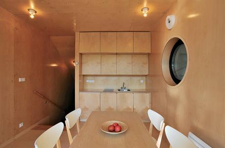 Kuchyně i jídelna - stěny, strop i podlaha - jsou z 
lakované překližky