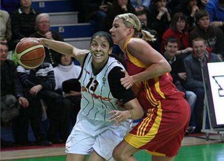 Candace Parkerová (vlevo) z Jekatěrinburgu přechází přes Ivanu Večeřovou z Galatasaray Istanbul Candace Parkerová (vlevo) z Jekatěrinburgu přechází přes Ivanu Večeřovou z Galatasaray Istanbul