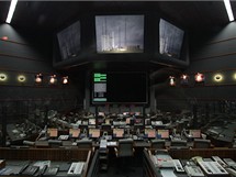 Kosmodrom v Kourou, Francouzská Guyana: řídící středisko letu. Na monotorech je ještě vidět raketa Ariane 5 připravená k později zrušenému startu. Kosmodrom v Kourou, Francouzská Guyana: řídící středisko letu. Na monotorech je ještě vidět raketa Ariane 5 připravená k později zrušenému startu.