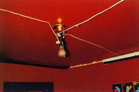 Pioneers of Color: Egglestonova žárovka na rudém stropě (Greenwood, Mississippi (Red Ceiling), 1973) Pioneers of Color: Egglestonova žárovka na rudém stropě (Greenwood, Mississippi (Red Ceiling), 1973)