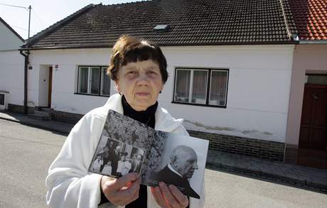 Zemřel kardinál Tomáš Špidlík. Příbuzná kardinála Špidlíka - Ludmila Švandová u rodného domu, v rukou drží almanach vydaný k 80. narozeninám Špidlíka. Zemřel kardinál Tomáš Špidlík. Příbuzná kardinála Špidlíka - Ludmila Švandová u rodného domu, v rukou drží almanach vydaný k 80. narozeninám Špidlíka.