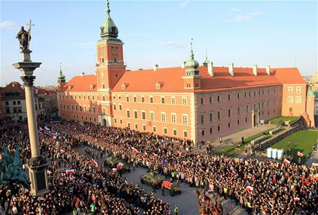 Smuteční průvod směřuje s rakvemi prvního páru Polska z prezidentského paláce do katedrály sv. Jana Křtitele (17. ledna 2010) Smuteční průvod směřuje s rakvemi prvního páru Polska z prezidentského paláce do katedrály sv. Jana Křtitele (17. ledna 2010)