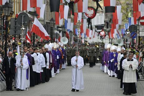 Smuteční průvod s rakvemi polského prezidentského páru směřuje z Mariánské katedrály v Krakově na hrad Wawel (18. dubna 2010) Smuteční průvod s rakvemi polského prezidentského páru směřuje z Mariánské katedrály v Krakově na hrad Wawel (18. dubna 2010)