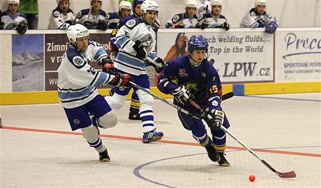 PLAY-OFF ZAČALO. Hokejbalisté Plzně (v bílém) úvodních dva domácí zápasy s pražským Kert Parkem zvládli PLAY-OFF ZAČALO. Hokejbalisté Plzně (v bílém) úvodních dva domácí zápasy s pražským Kert Parkem zvládli