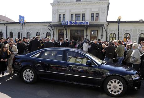Český prezident Václav Klaus si na bohumínském nádraží přesedá do limuzíny, která ho odveze na pohřeb polského prezidenta do Krakova (18. dubna 2010) Český prezident Václav Klaus si na bohumínském nádraží přesedá do limuzíny, která ho odveze na pohřeb polského prezidenta do Krakova (18. dubna 2010)