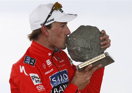Fabian Cancellara se raduje z triumfu v závodě Paříž- Roubaix Fabian Cancellara se raduje z triumfu v závodě Paříž- Roubaix