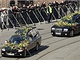Pohřební vozy přiváží do Krakova zesnulého prezidenta Lecha Kaczynského a jeho manželku Mariu (18. dubna 2010)