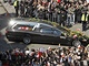 Smuteční kolona s rakvemi zesnulého prezidentského páru projela ulicemi Krakova až k Mariánské bazilice (18. dubna 2010)