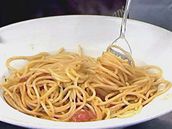 Zdeněk Pohlreich učí personál českokrumlovské pizzerie Latrán, jak má chutnat čerstvá italská pasta. Zdeněk Pohlreich učí personál českokrumlovské pizzerie Latrán, jak má chutnat čerstvá italská pasta.