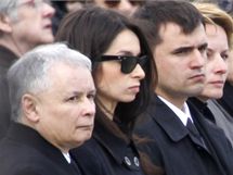 Bratr zemřelého prezidenta Jaroslaw Kaczynski a dcera Lecha a Marii Kaczynských Marta na tryzně ve Varšavě (17. dubna 2010) Bratr zemřelého prezidenta Jaroslaw Kaczynski a dcera Lecha a Marii Kaczynských Marta na tryzně ve Varšavě (17. dubna 2010)