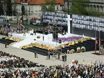 Tryzna na náměstí Józefa Pilsudského (17. dubna 2010) Tryzna na náměstí Józefa Pilsudského (17. dubna 2010)