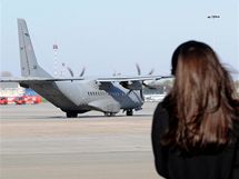 Dcera prezidentského páru Marta se loučí s letadlem, které odváží rakve s jejími rodiči do Krakova na pohřeb (18. dubna 2010) Dcera prezidentského páru Marta se loučí s letadlem, které odváží rakve s jejími rodiči do Krakova na pohřeb (18. dubna 2010)