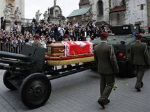 Smuteční průvod s rakvemi polského prezidentského páru směřuje z Mariánské katedrály v Krakově na hrad Wawel (18. dubna 2010) Smuteční průvod s rakvemi polského prezidentského páru směřuje z Mariánské katedrály v Krakově na hrad Wawel (18. dubna 2010)