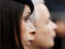 Dcera zesnulého prezidentského páru Marta a bratr prezidenta Jaroslaw Kaczynski na pohřbu prvního páru v Krakově (18. dubna 2010) Dcera zesnulého prezidentského páru Marta a bratr prezidenta Jaroslaw Kaczynski na pohřbu prvního páru v Krakově (18. dubna 2010)