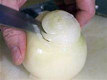 Z vařené bílé cibule kónicky vyřízněte vnitřek, ale jen tolik, aby se nerozpadla.