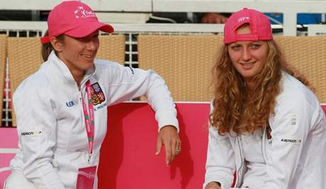 Květa Peschkeová (vlevo) a Petra Kvitová sledují úvodní dvouhr semifinále Fed Cupu mezi Itálií a Českem Květa Peschkeová (vlevo) a Petra Kvitová sledují úvodní dvouhr semifinále Fed Cupu mezi Itálií a Českem