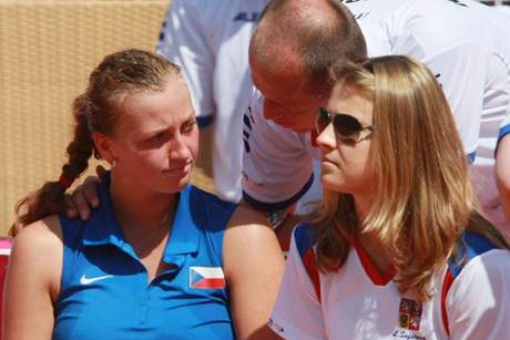 Kapitán Petr Pála promlouvá k Peře Kvitové během semifinále Fed Cupu v Itálii. Vpravo Lucie Šafářová Kapitán Petr Pála promlouvá k Peře Kvitové během semifinále Fed Cupu v Itálii. Vpravo Lucie Šafářová