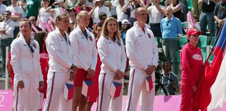 NÁSTUP. Český výběr nastupuje k slavnostnímu zahájení semifinále Fed Cupu: Květa Peschkeová, Lucie Hradecká, Petra Kvitová, Lucie Šafářová a kapitán Petr Pála NÁSTUP. Český výběr nastupuje k slavnostnímu zahájení semifinále Fed Cupu: Květa Peschkeová, Lucie Hradecká, Petra Kvitová, Lucie Šafářová a kapitán Petr Pála