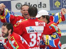 RADOST NA STŘÍDAČCE. Pardubický gólman Dominik Hašek oslavuje se spoluhráči triumf v extralize. RADOST NA STŘÍDAČCE. Pardubický gólman Dominik Hašek oslavuje se spoluhráči triumf v extralize.