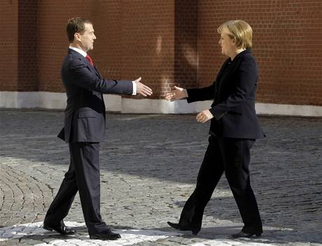 Dmitrij Medveděv a Angela Merkelová při oslavách 65. výročí vítězství v II. světové válce (9. května 2010) Dmitrij Medveděv a Angela Merkelová při oslavách 65. výročí vítězství v II. světové válce (9. května 2010)