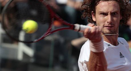 Lotyšský tenista Ernests Gulbis se soustředí na úder během zápasu se Španělem Rafaelem Nadalem na Turnaji Masters. Lotyšský tenista Ernests Gulbis se soustředí na úder během zápasu se Španělem Rafaelem Nadalem na Turnaji Masters.