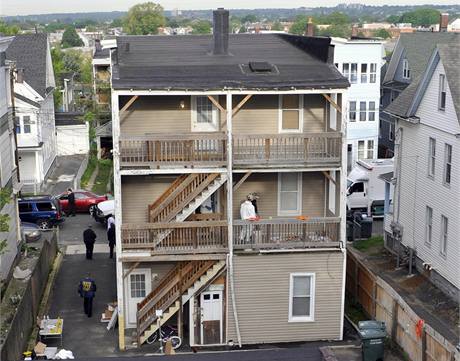FBI prohledává dům ve městě Bridgeport ve státě Connecticut, kde žil Faisal Shahzad (4. května 2010) FBI prohledává dům ve městě Bridgeport ve státě Connecticut, kde žil Faisal Shahzad (4. května 2010)