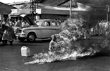 Budhistický mnich Quang Duc se 11. června 1963 upálil na ulici v Saigonu na protest proti údajně perzekuci budhistů jihovietnamskou vládou. Budhistický mnich Quang Duc se 11. června 1963 upálil na ulici v Saigonu na protest proti údajně perzekuci budhistů jihovietnamskou vládou.