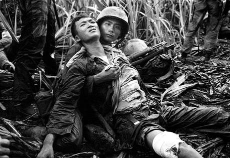 Jihovietnamský mariňák drží v náručí svého spolubojovníka, který utrpěl vážná zranění, když byli přepadeni členy Vietkongu v polích s cukrovou třtinou nedaleko Saigonu. Jihovietnamský mariňák drží v náručí svého spolubojovníka, který utrpěl vážná zranění, když byli přepadeni členy Vietkongu v polích s cukrovou třtinou nedaleko Saigonu.