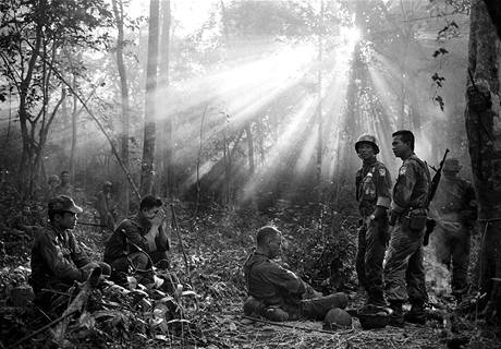 Jihovietnamští vojáci s americkými poradci odpočívají nad ránem na začátku ledna 1965 v bažině džungle u města Binh Gia po napjaté noci, kdy se připravovali na útok Vietkongu. Jihovietnamští vojáci s americkými poradci odpočívají nad ránem na začátku ledna 1965 v bažině džungle u města Binh Gia po napjaté noci, kdy se připravovali na útok Vietkongu.