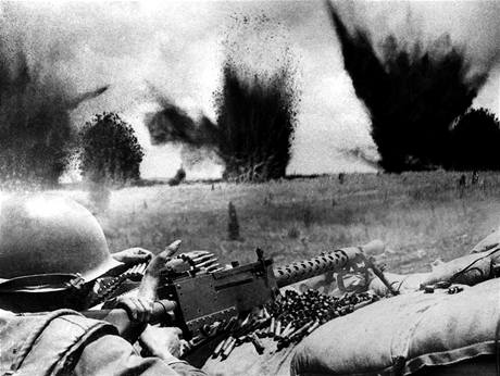 Bomby amerického letectva dopadají před jihovietnamskými vojáky během bitvy o Khe Sanh v březnu 1968. Bomby amerického letectva dopadají před jihovietnamskými vojáky během bitvy o Khe Sanh v březnu 1968.