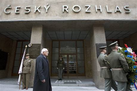 Prezident Václav Klaus při pietním aktu konaného při příležitosti 65. výročí konce druhé světové války. (5. května 2010) Prezident Václav Klaus při pietním aktu konaného při příležitosti 65. výročí konce druhé světové války. (5. května 2010)