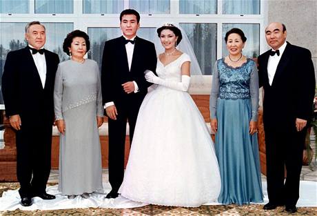 Kazašský prezidentský pár Nursultan a Sara Nazarbajevovi (vlevo) na svatbě jedné ze svých tří dcer. Jejím manželem se stal syn kyrgyzského prezidentského páru Mairam a Askara Akajevových. (1998) Kazašský prezidentský pár Nursultan a Sara Nazarbajevovi (vlevo) na svatbě jedné ze svých tří dcer. Jejím manželem se stal syn kyrgyzského prezidentského páru Mairam a Askara Akajevových. (1998)