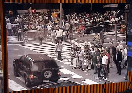 Záběry z průmyslových kamer ukazují černé SUV na Times Square, později v něm měly explodovat výbušnina Záběry z průmyslových kamer ukazují černé SUV na Times Square, později v něm měly explodovat výbušnina