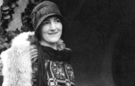 Milada Marešová v Hluboké nad Vltavou před vilou svého otce, vysokoškolského profesora Mareše; třicátá léta Milada Marešová v Hluboké nad Vltavou před vilou svého otce, vysokoškolského profesora Mareše; třicátá léta