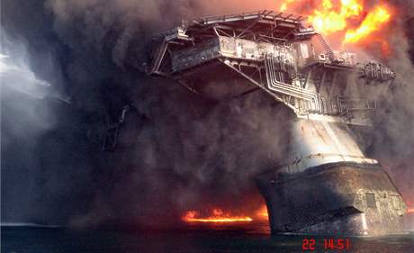 Vrtná plošina Deepwater Horizon na snímku z 22. května, před tím, než se potopila na dno Mexického zálivu Vrtná plošina Deepwater Horizon na snímku z 22. května, před tím, než se potopila na dno Mexického zálivu