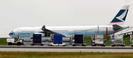 Airbus A340 na odstavné ploše vancouverského letiště poté, co někdo nahlásil, že je na jeho palubě bomba (15. května 2010) Airbus A340 na odstavné ploše vancouverského letiště poté, co někdo nahlásil, že je na jeho palubě bomba (15. května 2010)