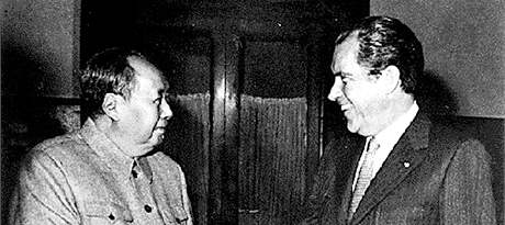 Předseda komunistické strany v Číně Mao Ce-tung a prezident USA Richard Nixon na svém jednání v únoru 1972. Předseda komunistické strany v Číně Mao Ce-tung a prezident USA Richard Nixon na svém jednání v únoru 1972.