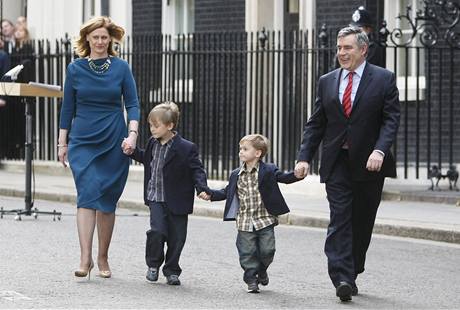 Gordon Brown s rodinou opouští Downing Street poté, co rezignoval na post předsedy vlády. (11. května 2010) Gordon Brown s rodinou opouští Downing Street poté, co rezignoval na post předsedy vlády. (11. května 2010)